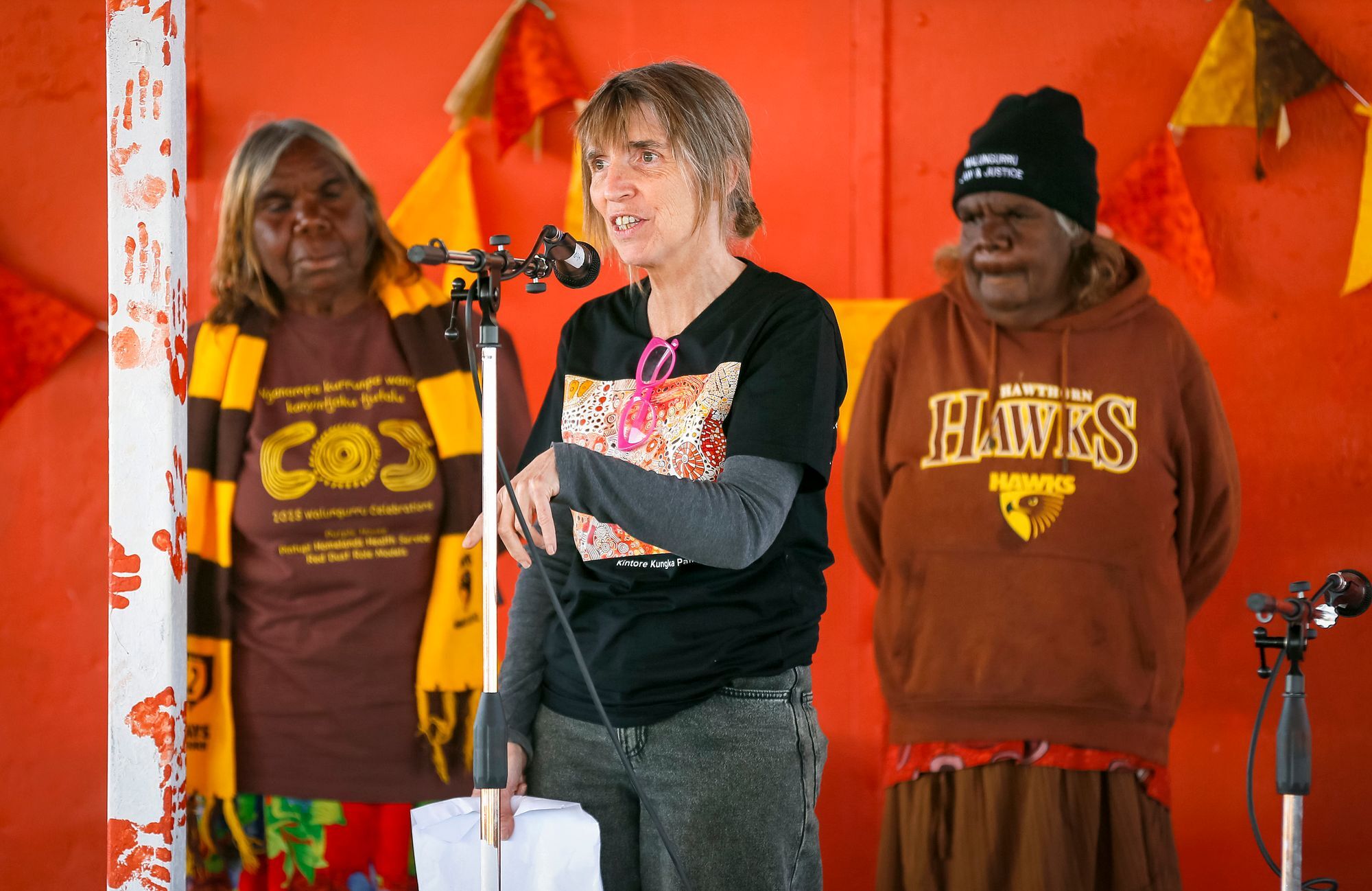 Walungurru (Kintore) celebrates 20 years working with Red Dust 5