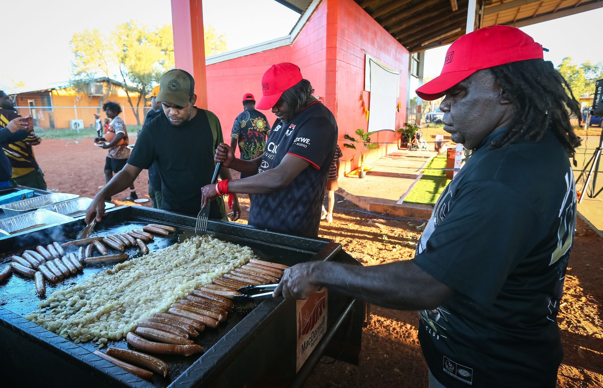 Walungurru (Kintore) celebrates 20 years working with Red Dust 6